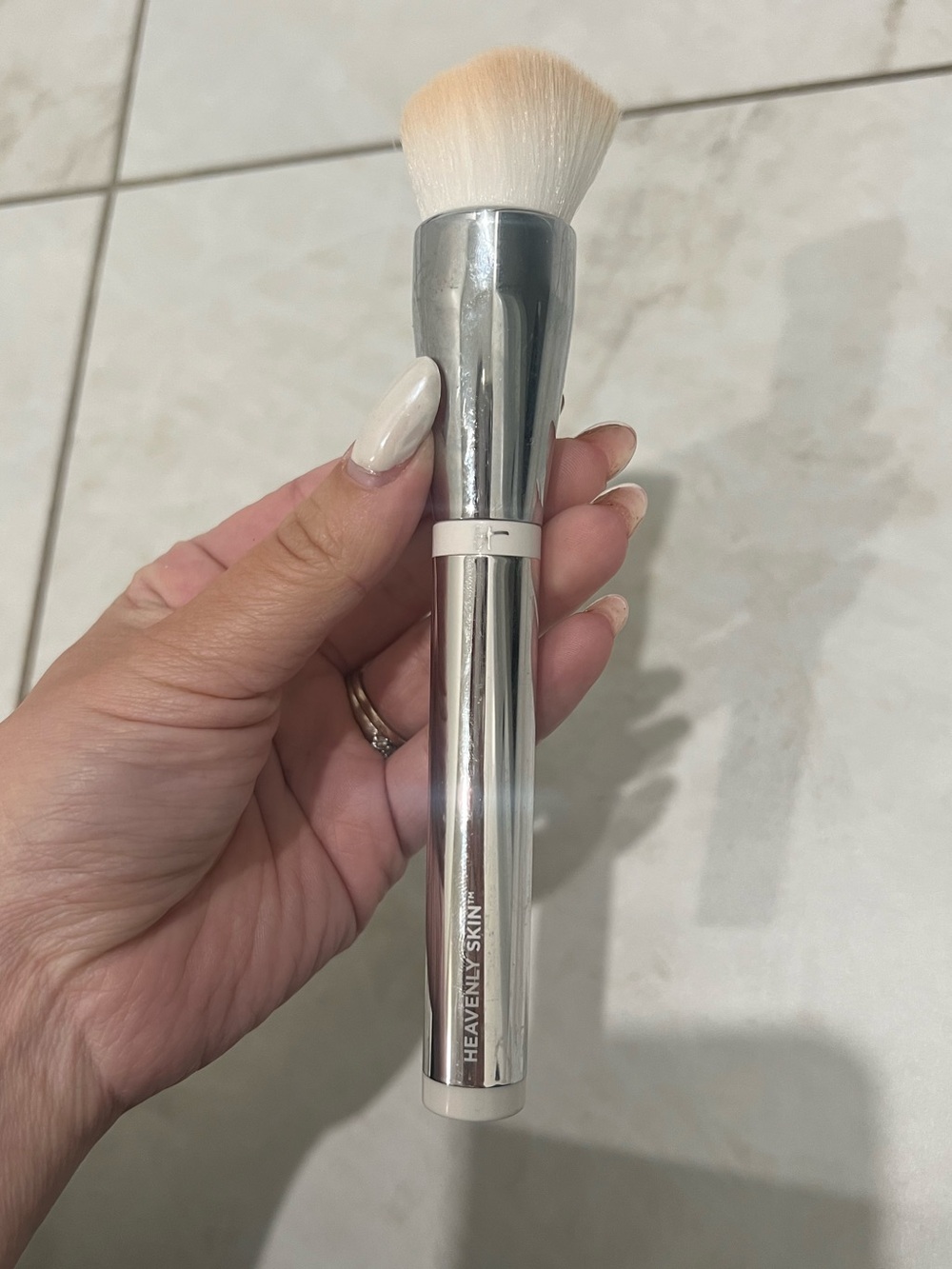 It Cosmetics HEAVENLY SKIN™ SKIN-SMOOTHING COMPLEXION BRUSH #704